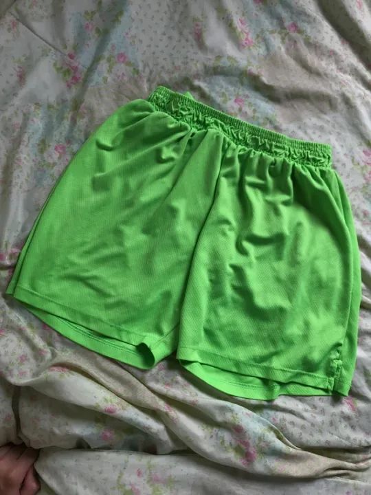 Short verde de tecido leve