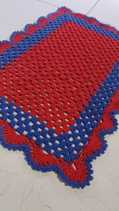 Tapete de crochê azul e vermelho - Foto 2