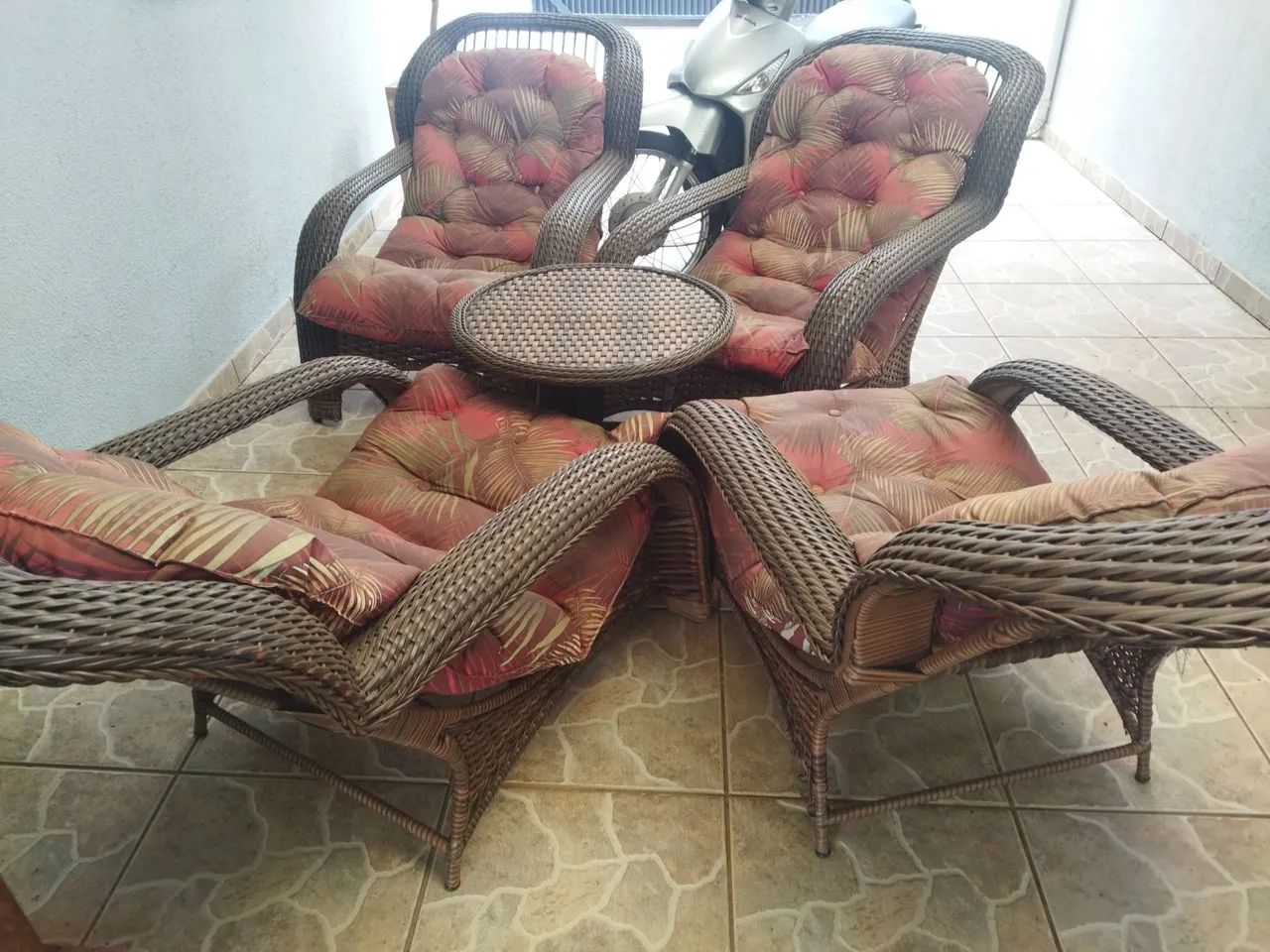 Conjunto de poltronas vime marrom, 04 poltronas e 01 mesa de centro  - Foto 2