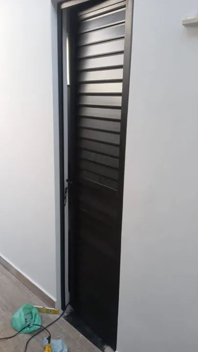 PORTAS EM ALUMÍNIO PRETO FOSCO BRANCO  - Foto 2