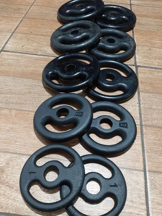 jogo de anilhas de 1kg 2kg 3kg 4kg e 5kg ferro maciço vazadas. total de 30kg.