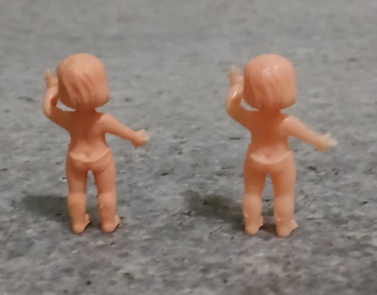 Miniaturas de Bonequinhas (Tamanho 3,5cm) - Anos 90 - Preço das duas - Foto 2