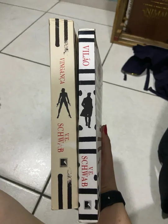 Livro Vilão e vingança - V.E. Schwab (duologia)