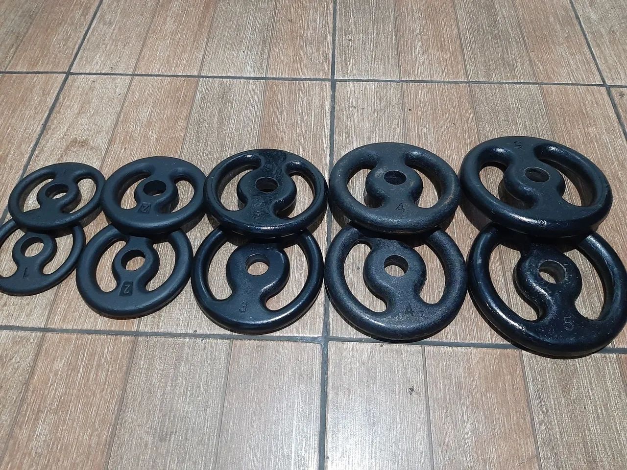 jogo de anilhas de 1kg 2kg 3kg 4kg e 5kg ferro maciço vazadas. total de 30kg. - Foto 5