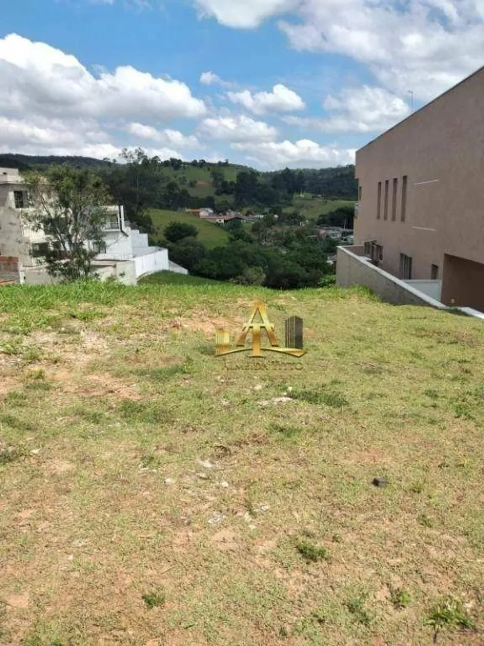 Terreno declive à venda no Condomínio New Ville - Santana de Parnaíba - SP