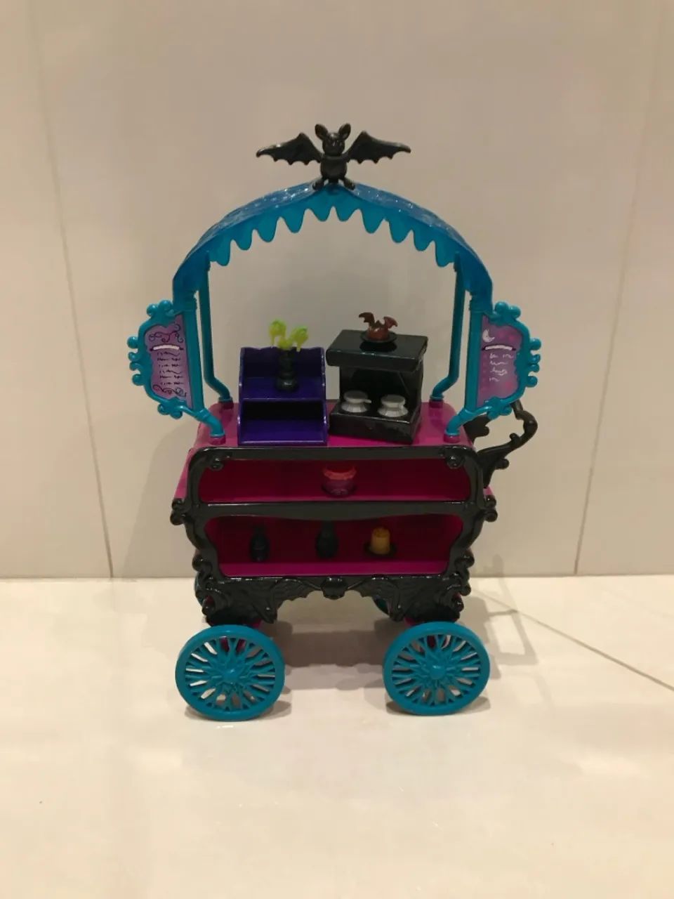 Carrinho Monster High - Perfeito para as suas bonecas!