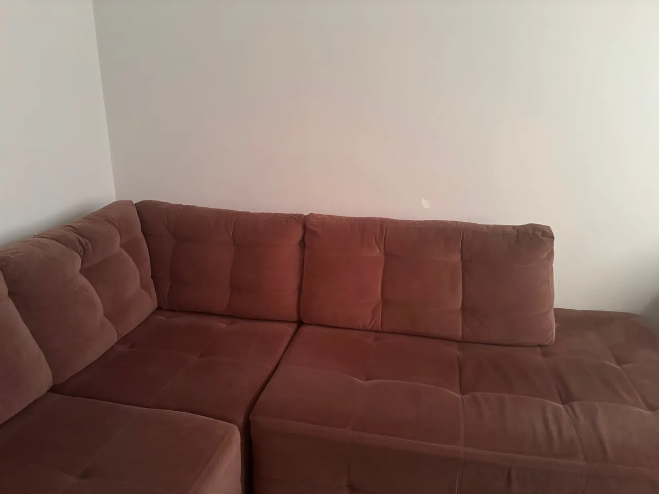 Sofá de canto espaçoso e confortável
