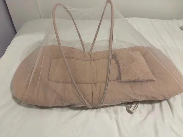 Ninho bebê com mosquiteiro e outros itens