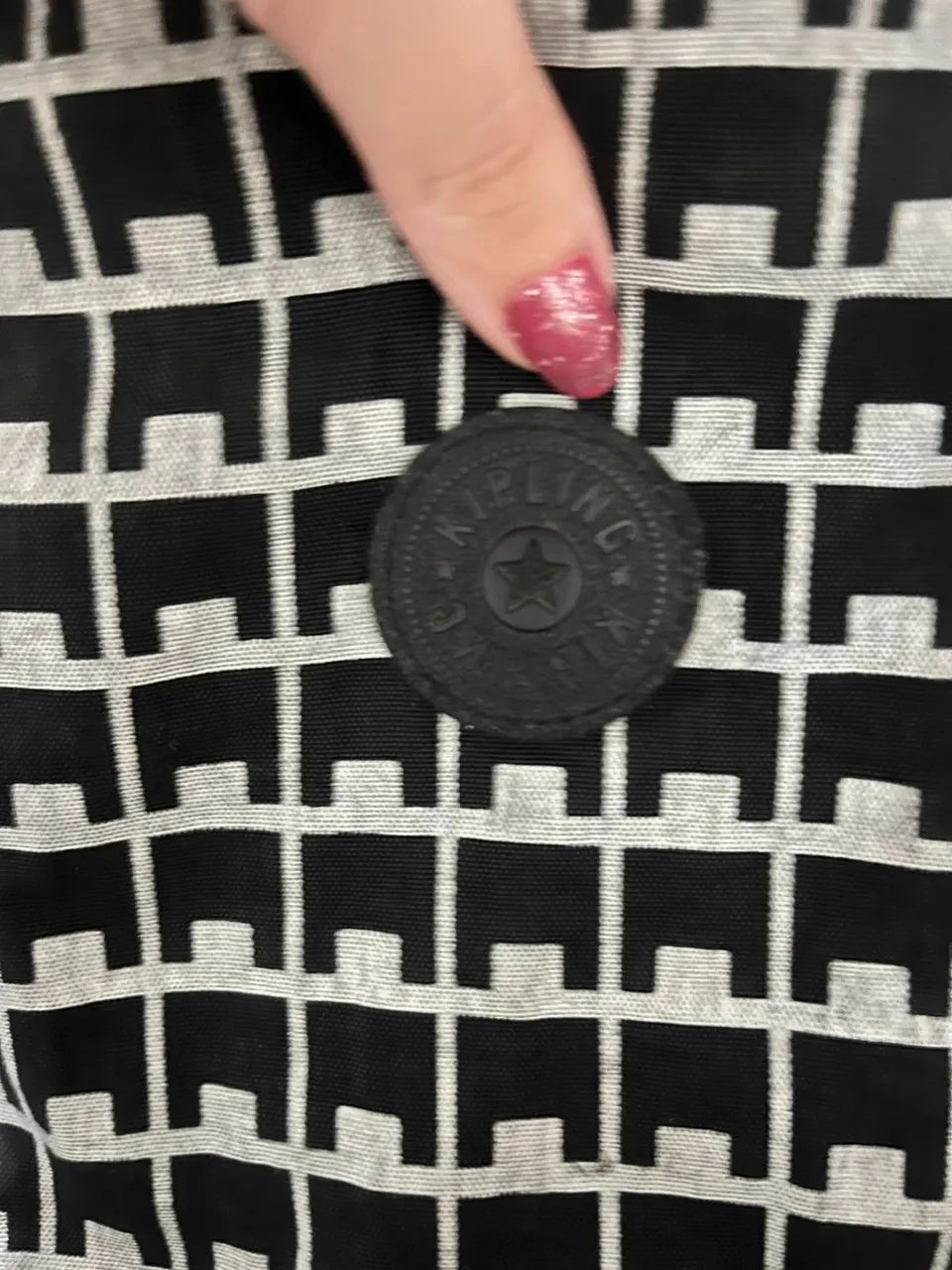 Vendo bolsa Kipling preta e branca, linda e espaçosa  - Foto 2