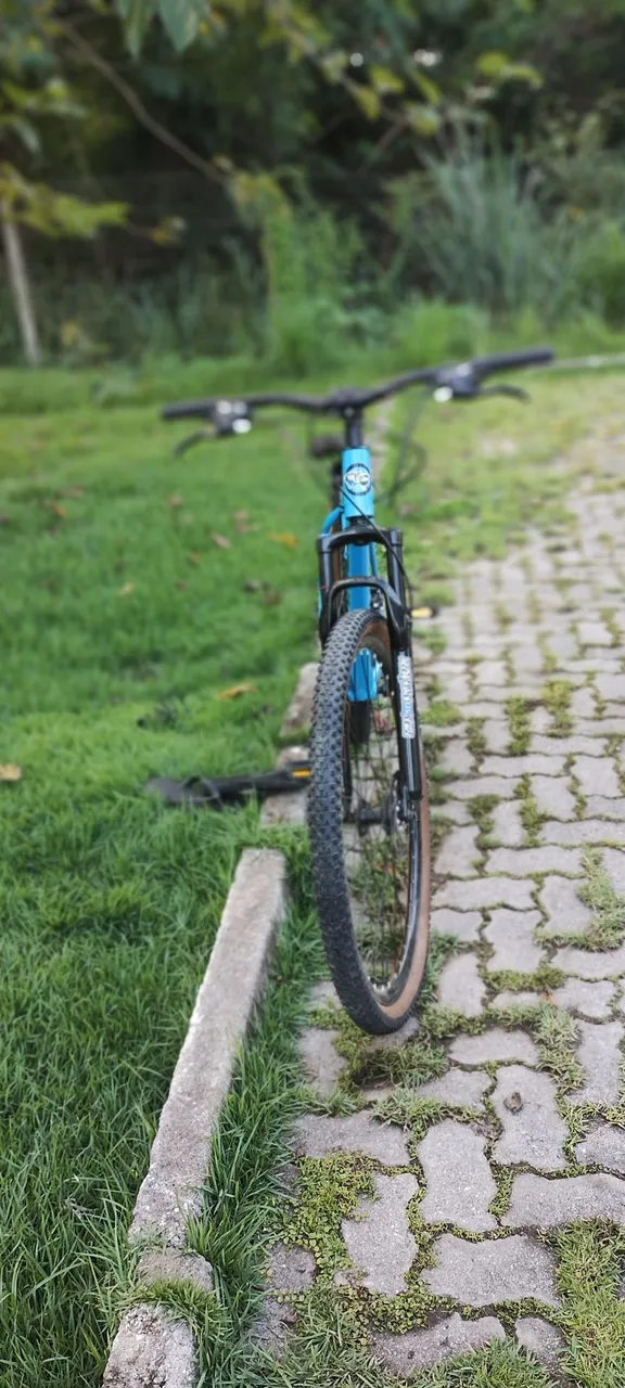 Vendo bicicleta aro 29 cor azul por R$800,00
