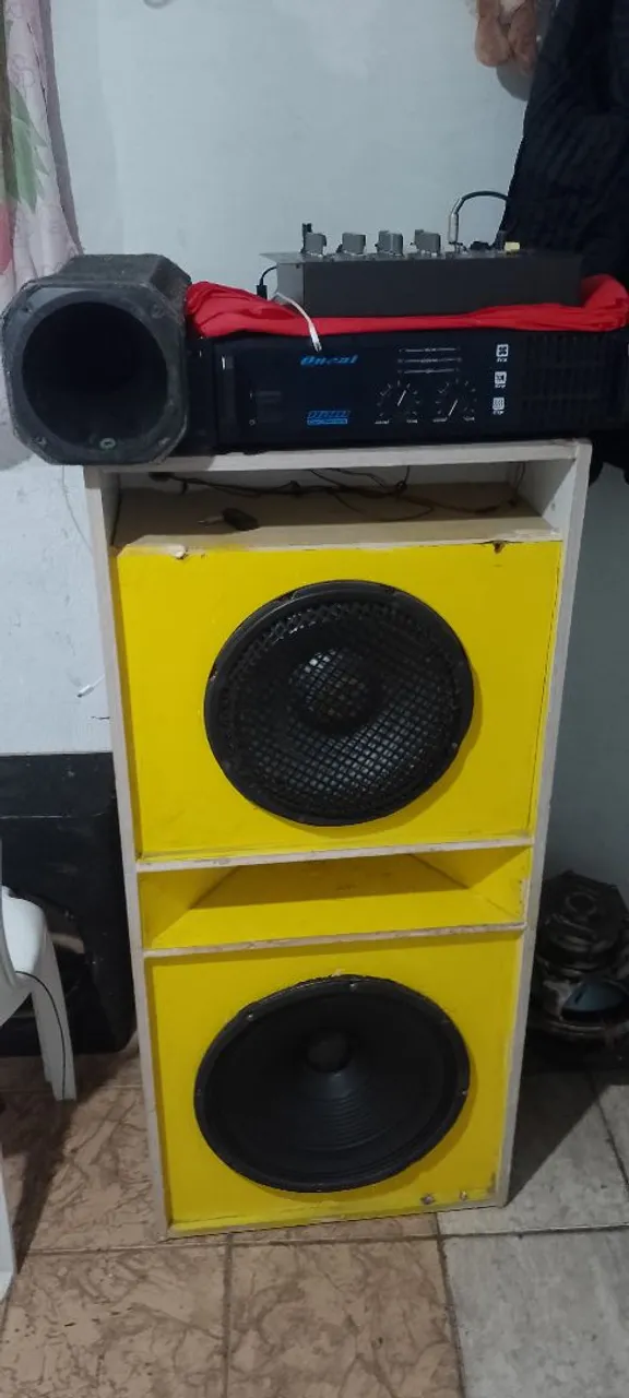 Caixa de som profissional com amplificador e mesa bluetooth com fones de 15 e 12