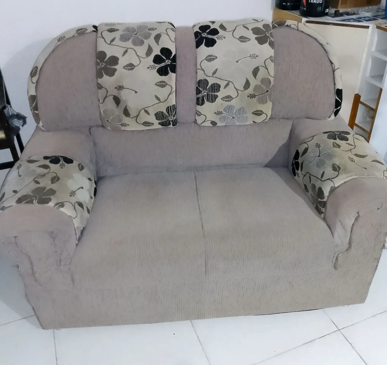 Sofá de 2 lugares com estampa floral usado mais em perfeito estado
