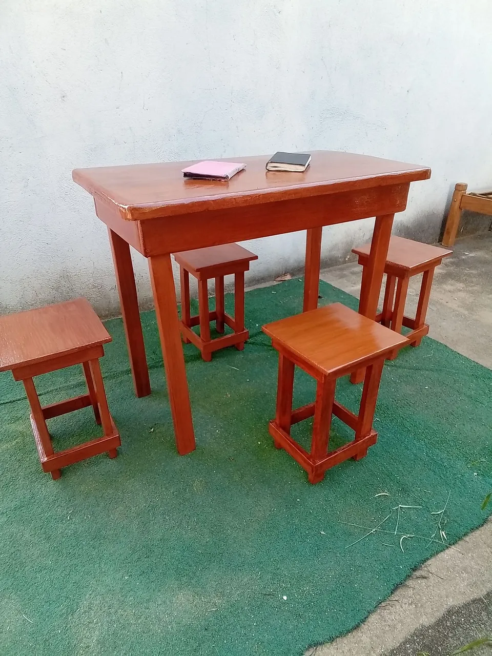 Conjunto de Mesa e 4 Banquinhos de Madeira