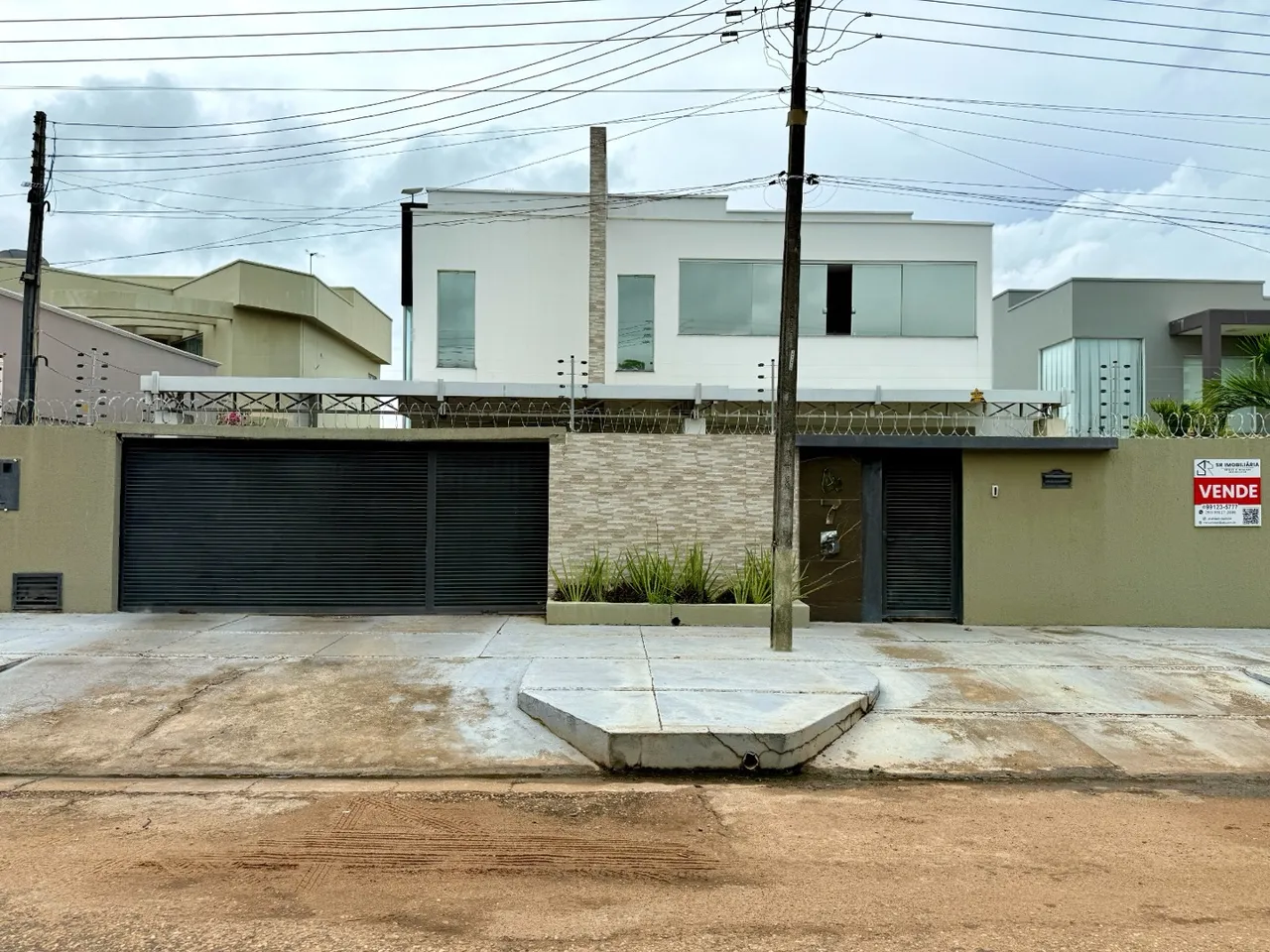Vende-se casa de Alto Padrão com 05 suítes no Caçari