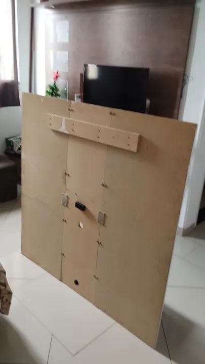 Painel de tv na cor branco com marrom tá todo bom,tá bem conservado.