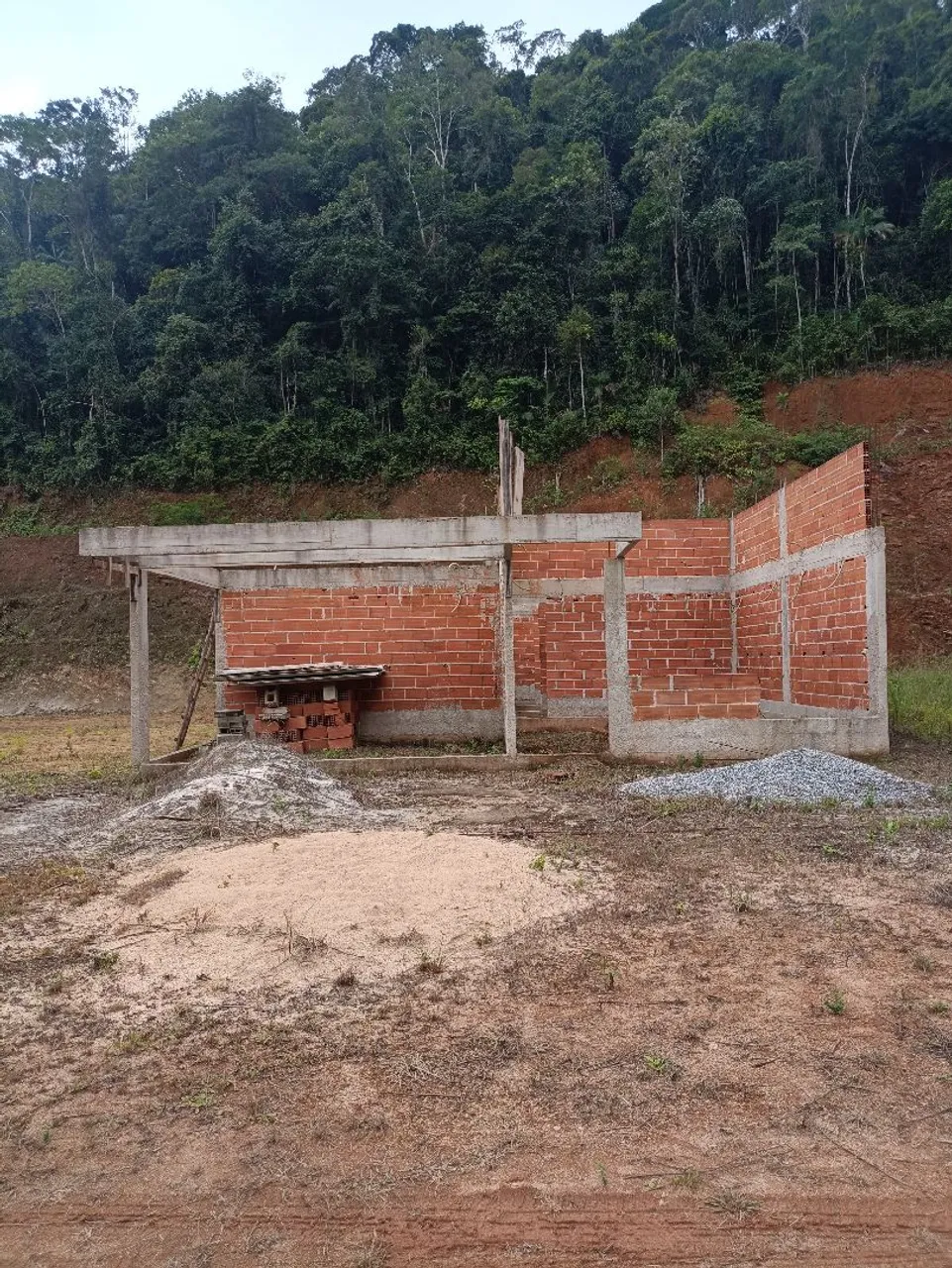 EXCELENTE TERRENO COM GRANDE PLANÍCIE, MATA, NASCENTE E CASA EM BASE, PARA ACABAMENTO.