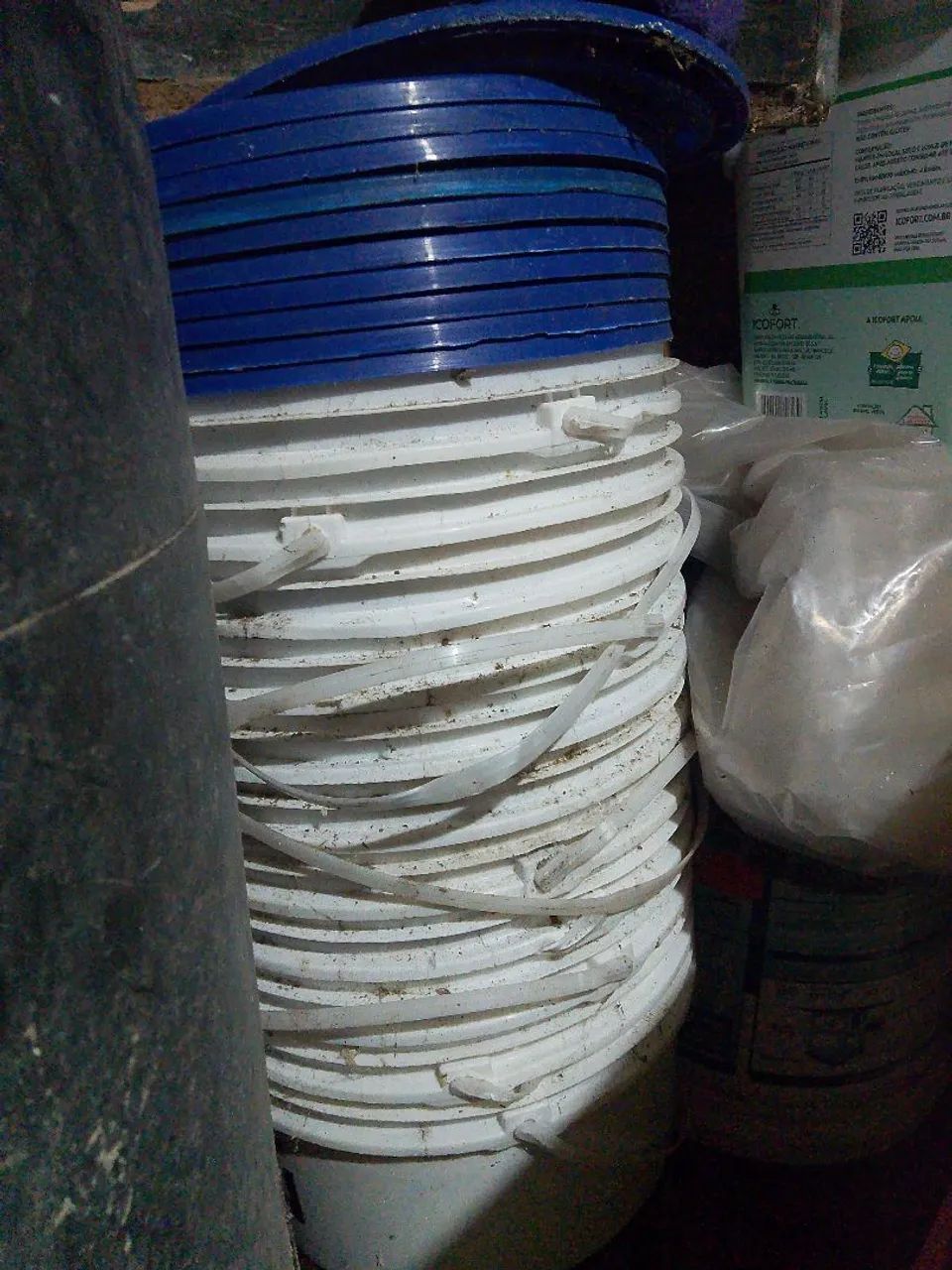Selling buckets with lids