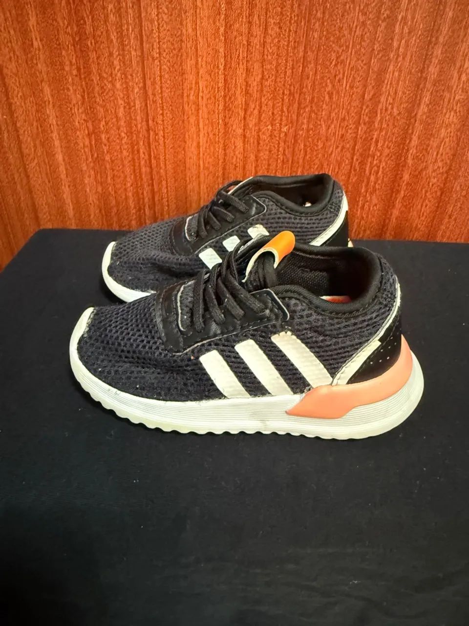 Tênis Adidas Infantil Preto e Laranja - Foto 2