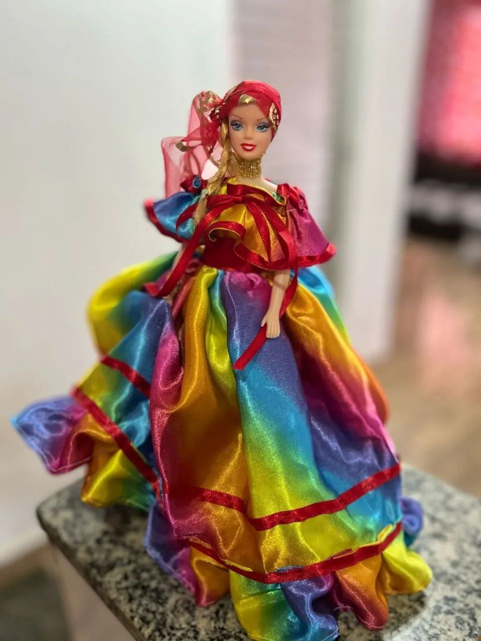 Boneca Barbie em vestido de festa