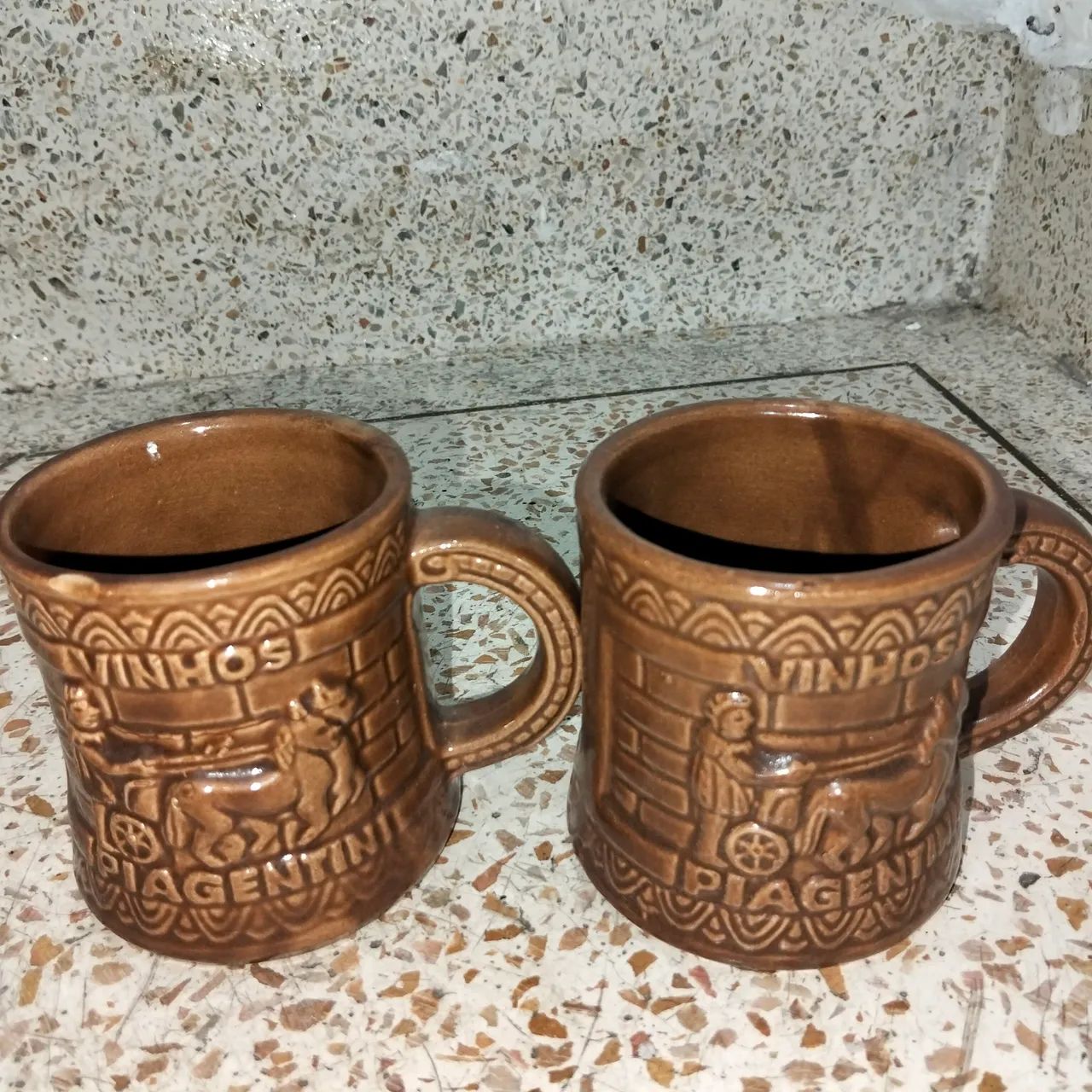 Canecas de cerâmica antigas com design rústico - Foto 2