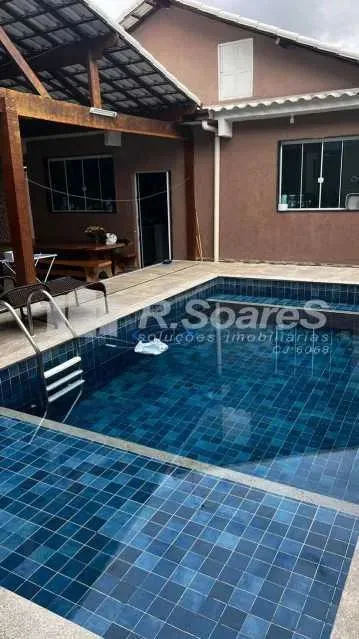 Casa linear com 3 quartos, garagem vaga para 4 carros, em Vila Valqueire, rua da Rosas.