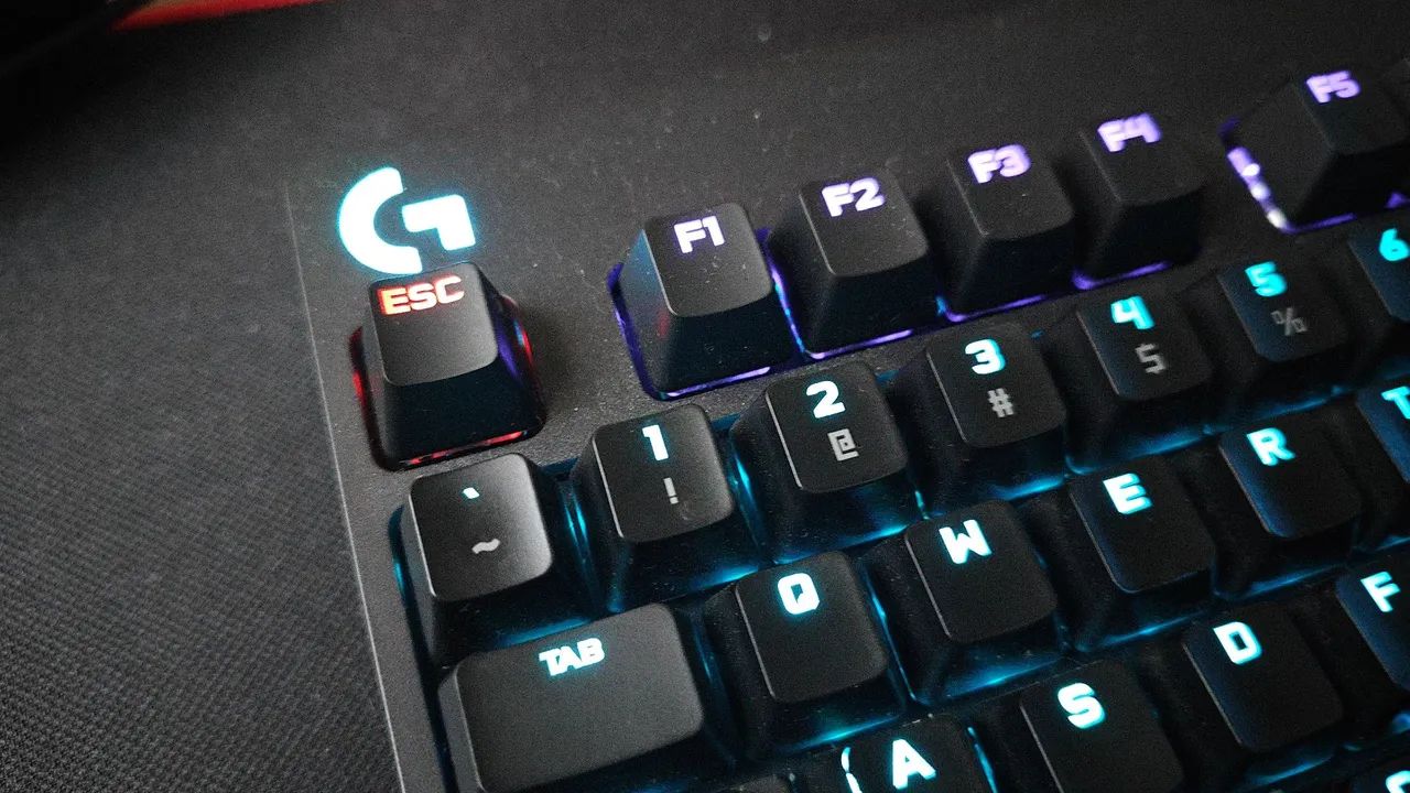 Teclado Mecânico Gamer Logitech G PRO com Layout US, RGB LIGHTSYNC - Foto 2