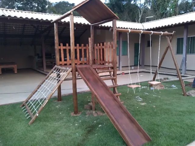 Playground de madeira com dois balanços - Foto 2