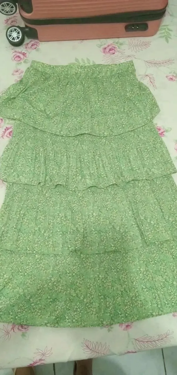 Saia verde com babados e estampa floral