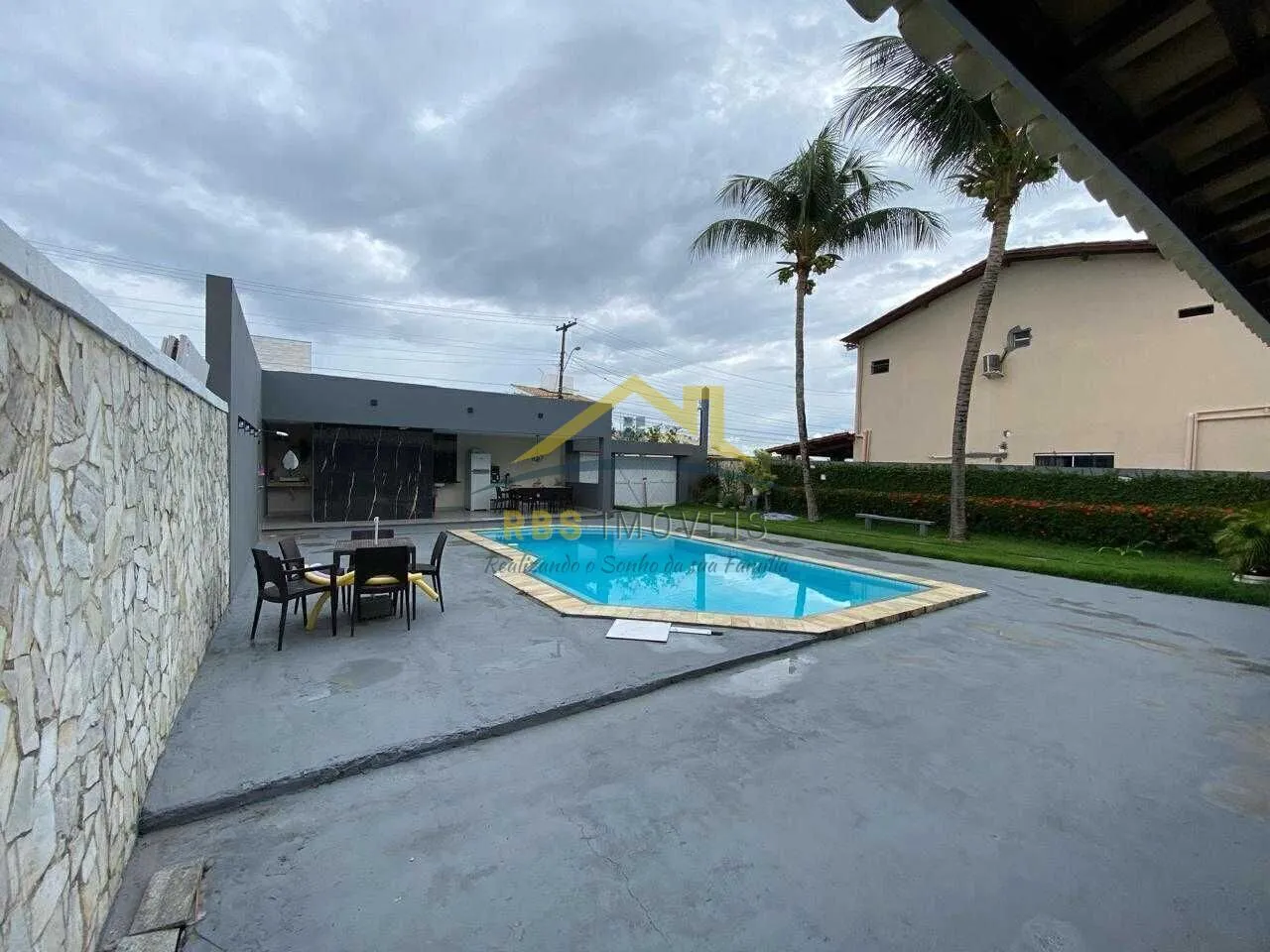 Lauro de Freitas Casa em Condomínio 4/4 reformada baixouu 1.150.000
