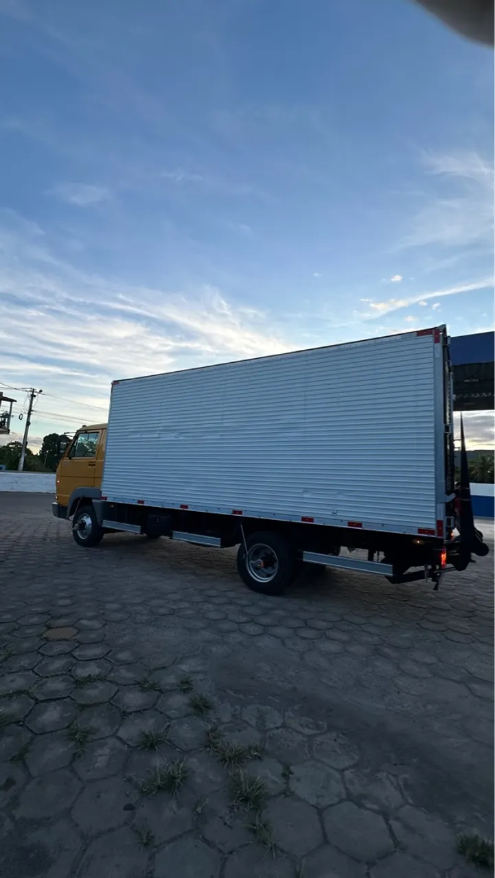 Caminhão Volkswagen 8-150 - 2012 - Plataforma elevatória - 6 Pneus novos