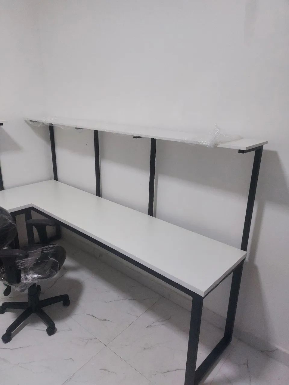 Mesa em L para Escritório com Prateleira
