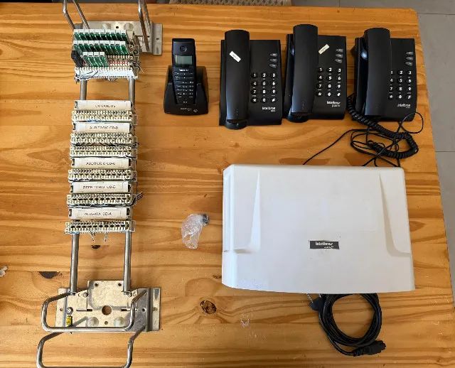 Kit Central Telefônica Intelbras Impacta 68 02 linhas 28 ramais + 1 VOIP + 4 Aparelhos 