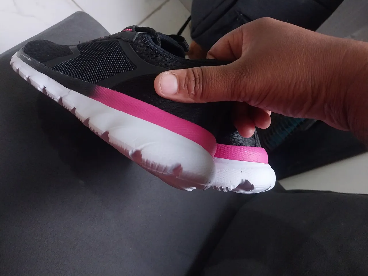 Tênis Feminino Preto com Detalhes Rosa