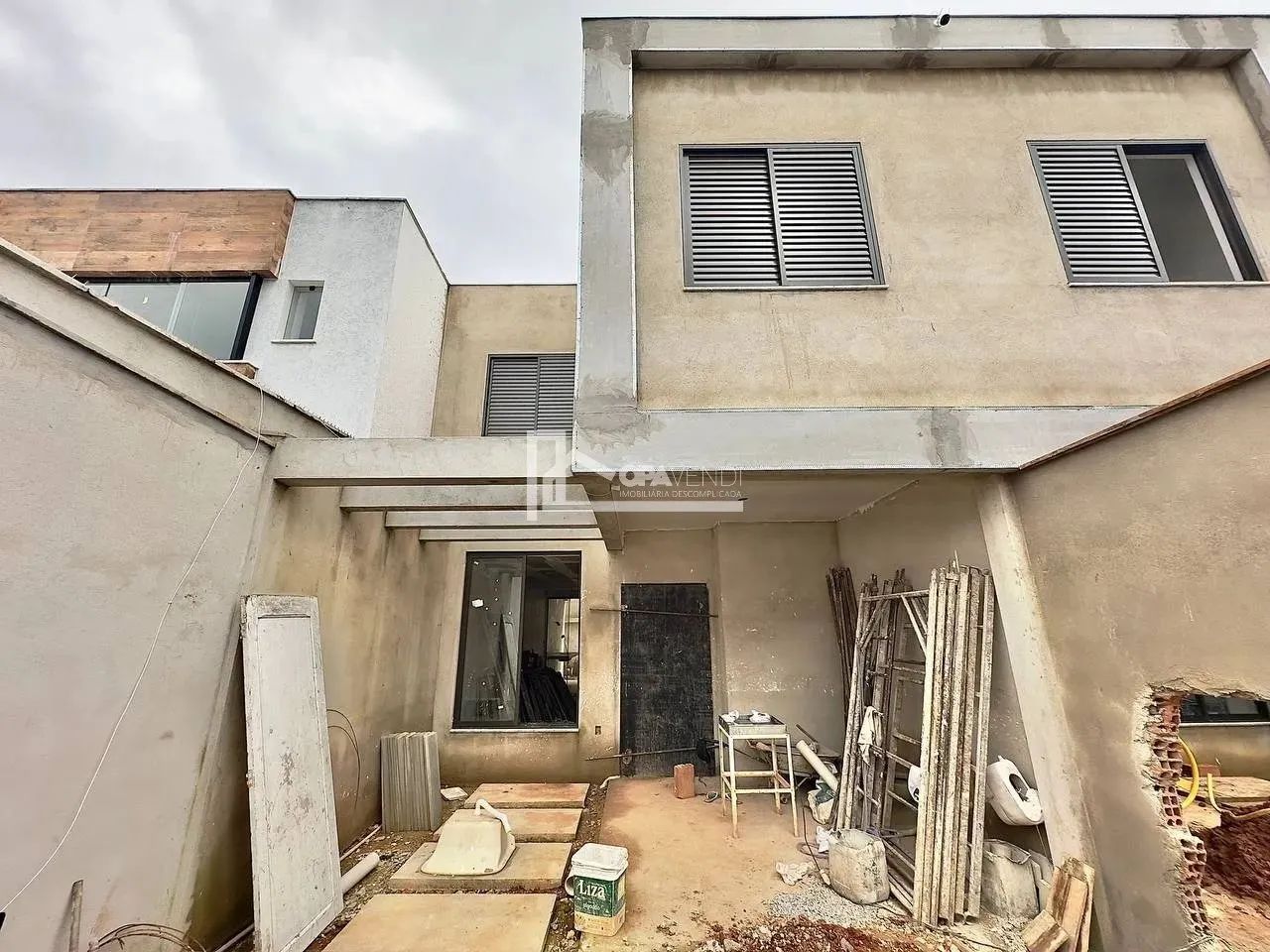 Casa com 3 Quartos à Venda, Santa Rosa, próximo à Rua Izabel Bueno