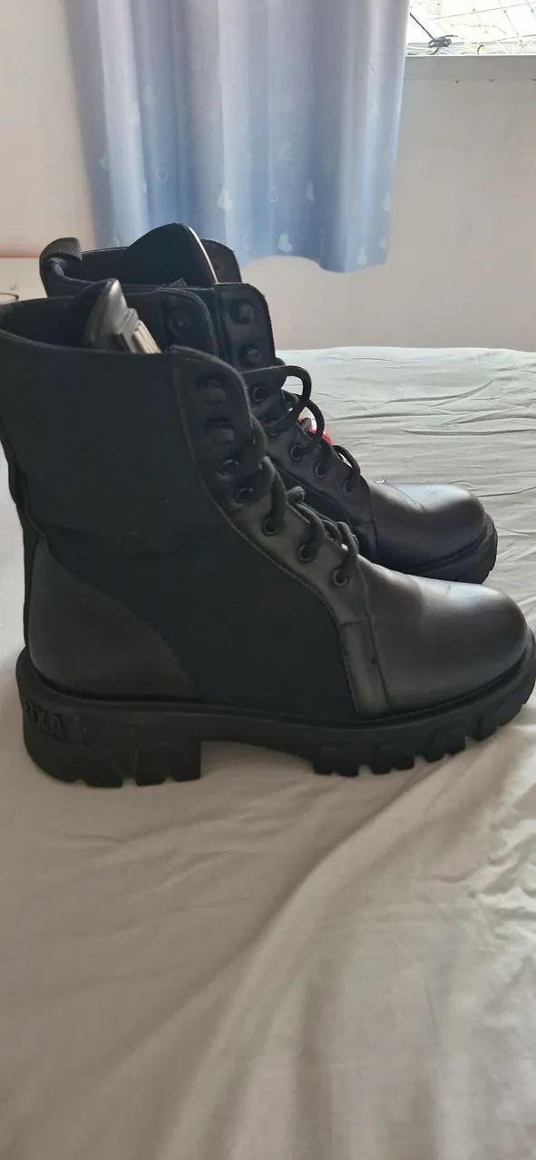 Botas pretas de cano alto