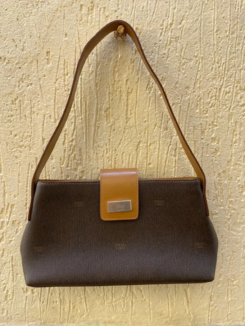 Bolsa de Ombro Victor Hugo Original - Foto 2
