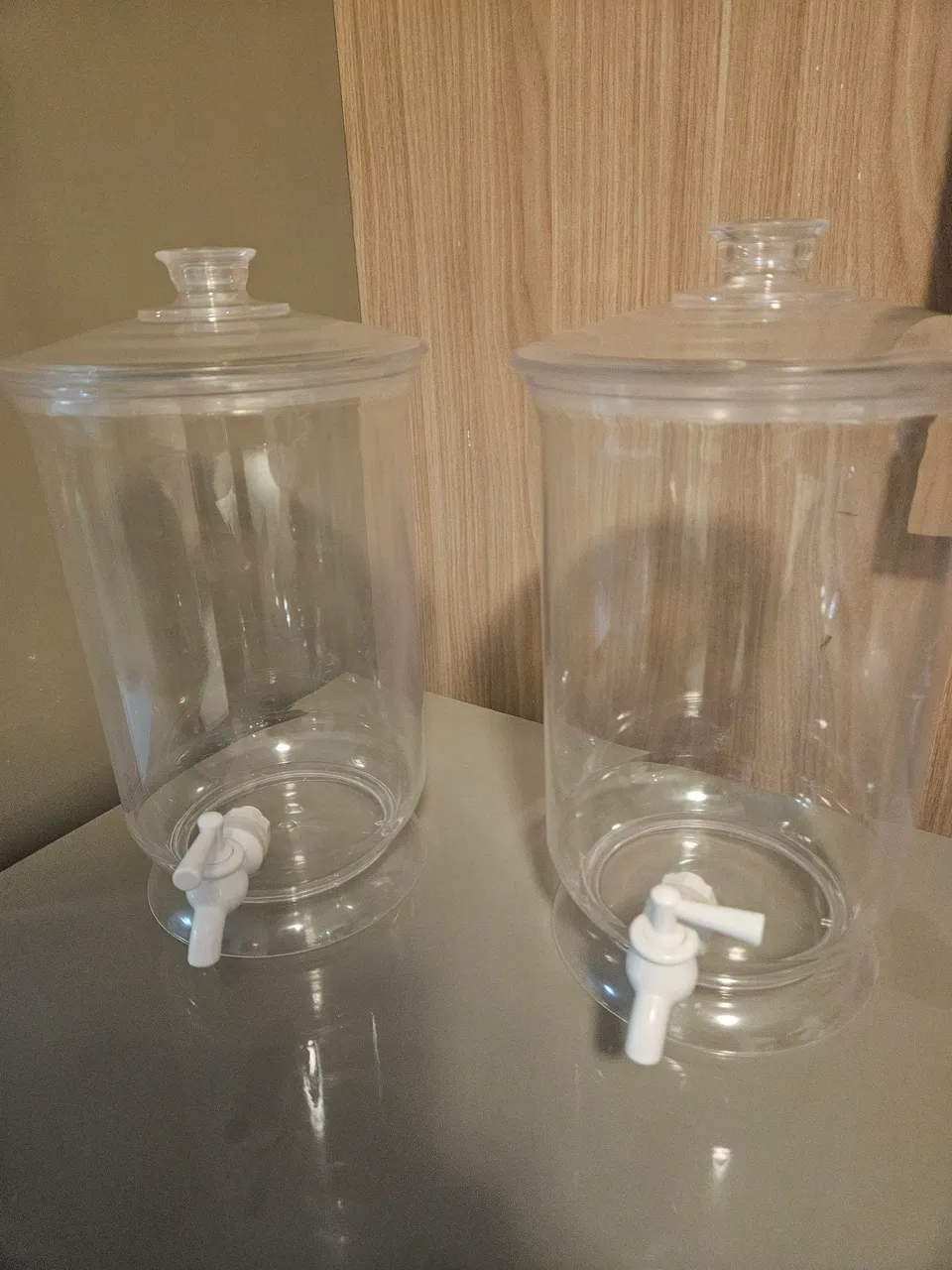Dois Dispensadores de Bebidas Transparentes com Torneira
