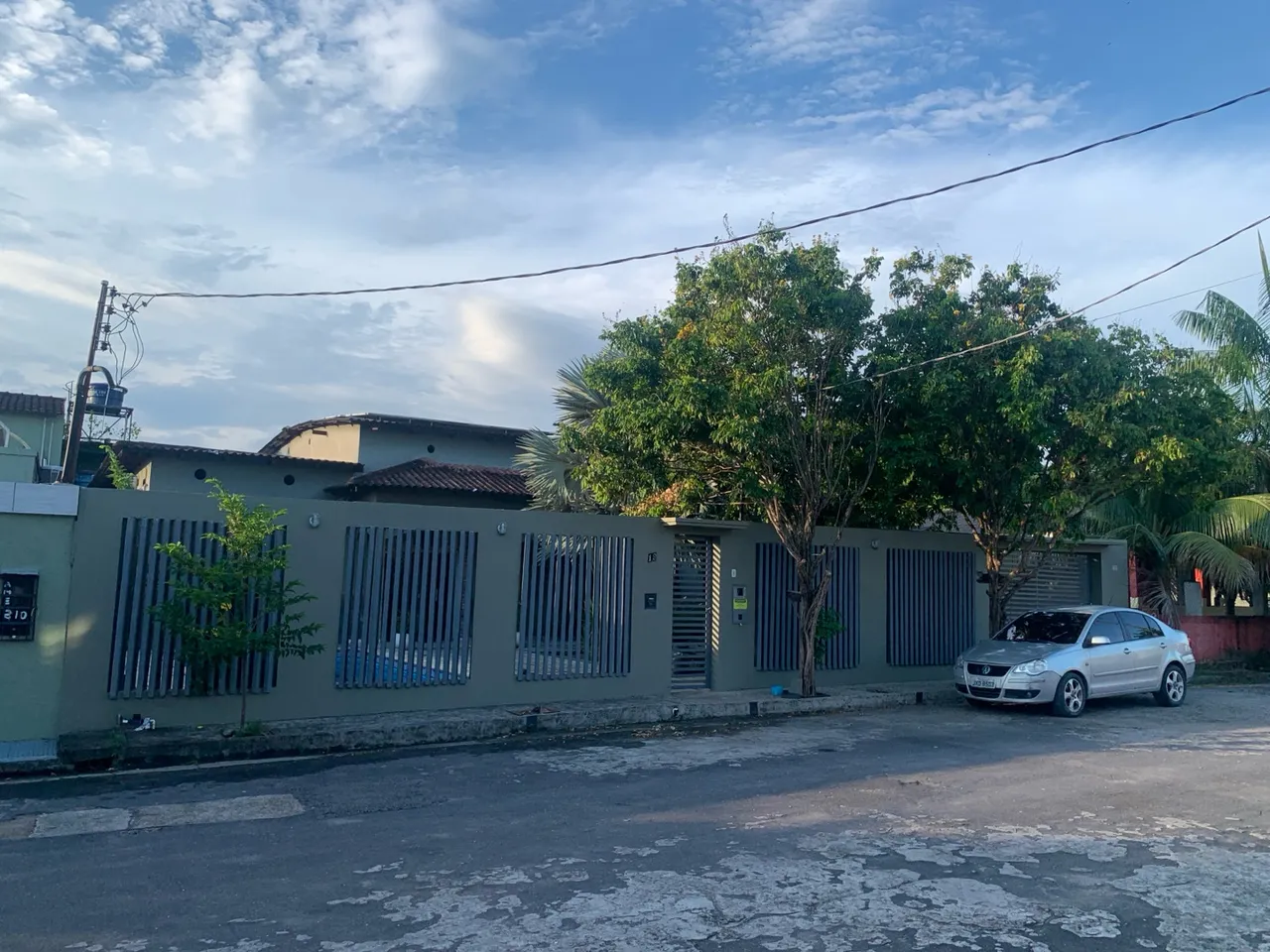 Casarão localizado em condomínio residencial