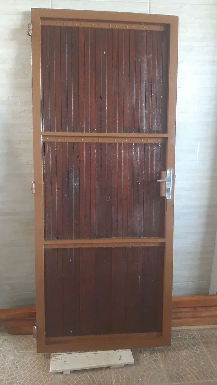 Portão de madeira maciça para garagem e dois portões sociais. - Foto 3