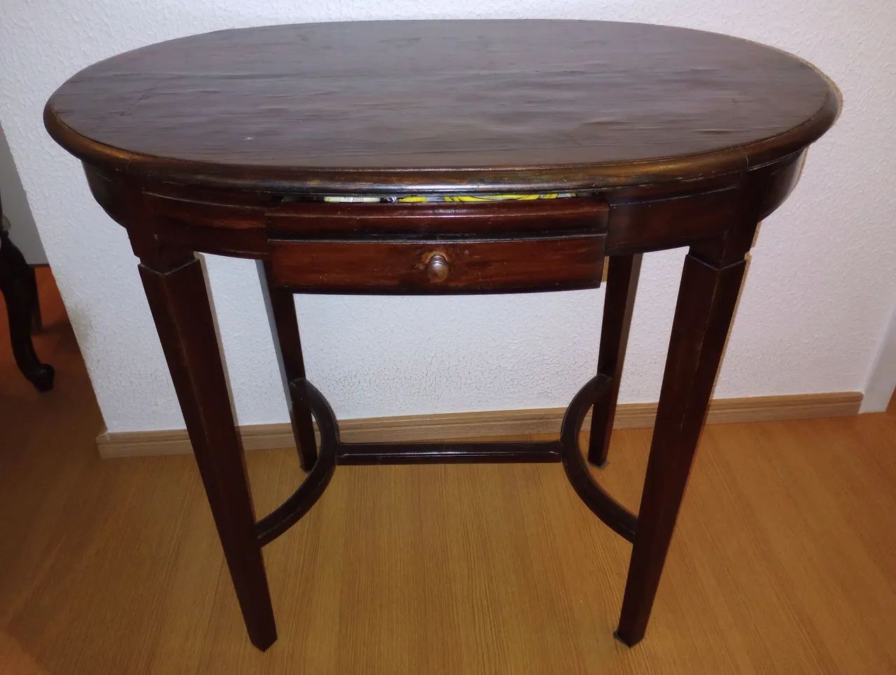 Mesa de canto oval com gaveta - Madeira escura - Foto 2