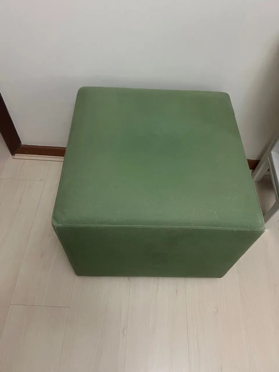 Puff verde revestido. Simples e versátil.