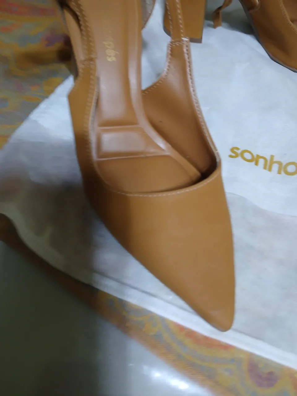 Sandália Feminina bege e uma preta