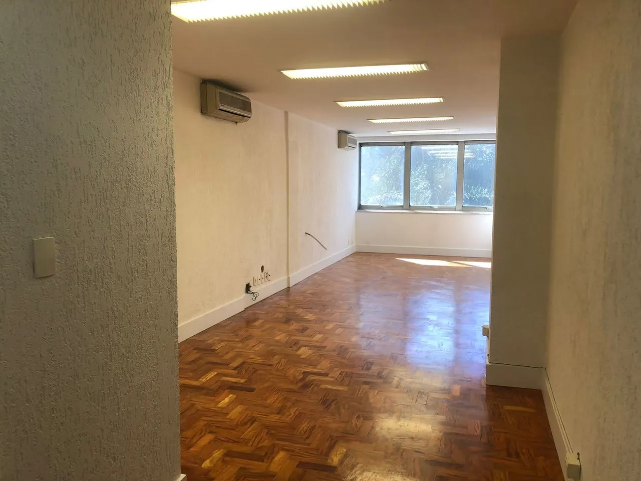 Ed. Monumento | Sala de 38 m² para locação na Av. Brig. Faria Lima, totalmente reformada