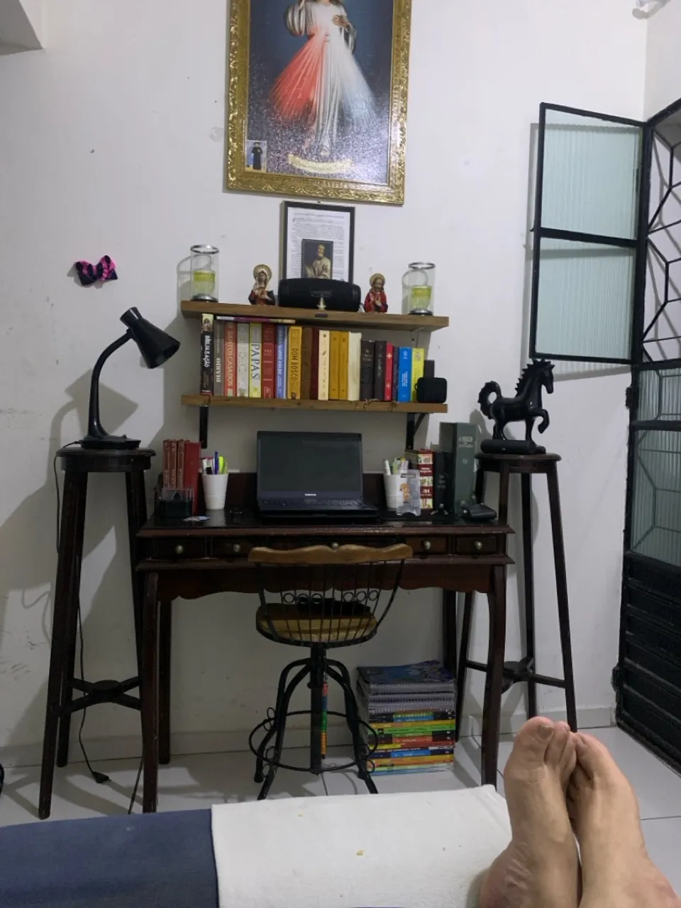 Mesa de escritório rústica com prateleira e detalhes