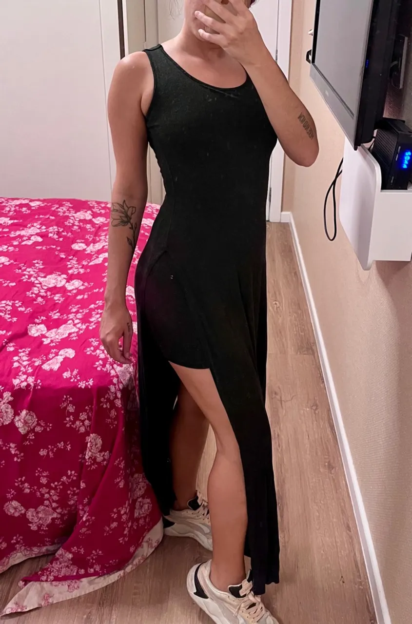 Vestido Longo Cinza Escuro com Fenda Lateral - Casual e Estiloso! Tam P