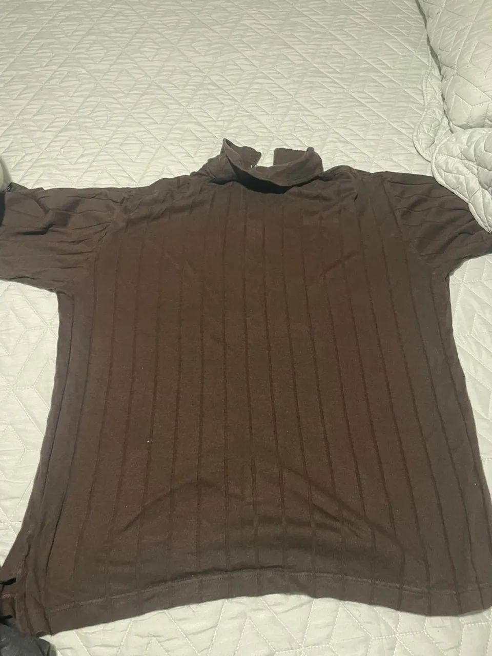 Blusa de gola alta marrom equatore