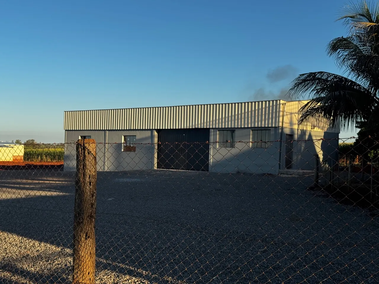 Aluga Barracão de 160 mt com 2330mt de pátio