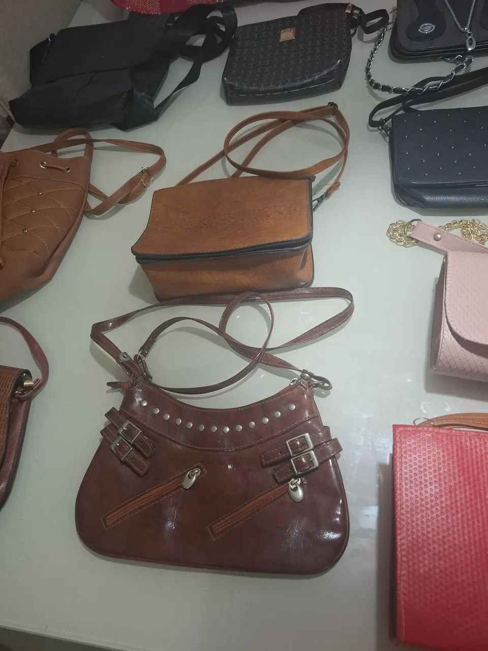 Bolsa de Ombro com Detalhes em Couro Texturizado - Foto 4