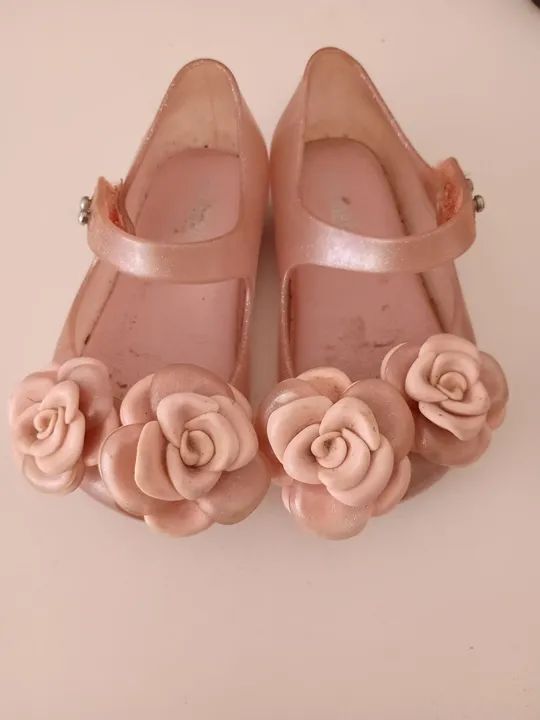 Sandálias infantis Melissa com flores