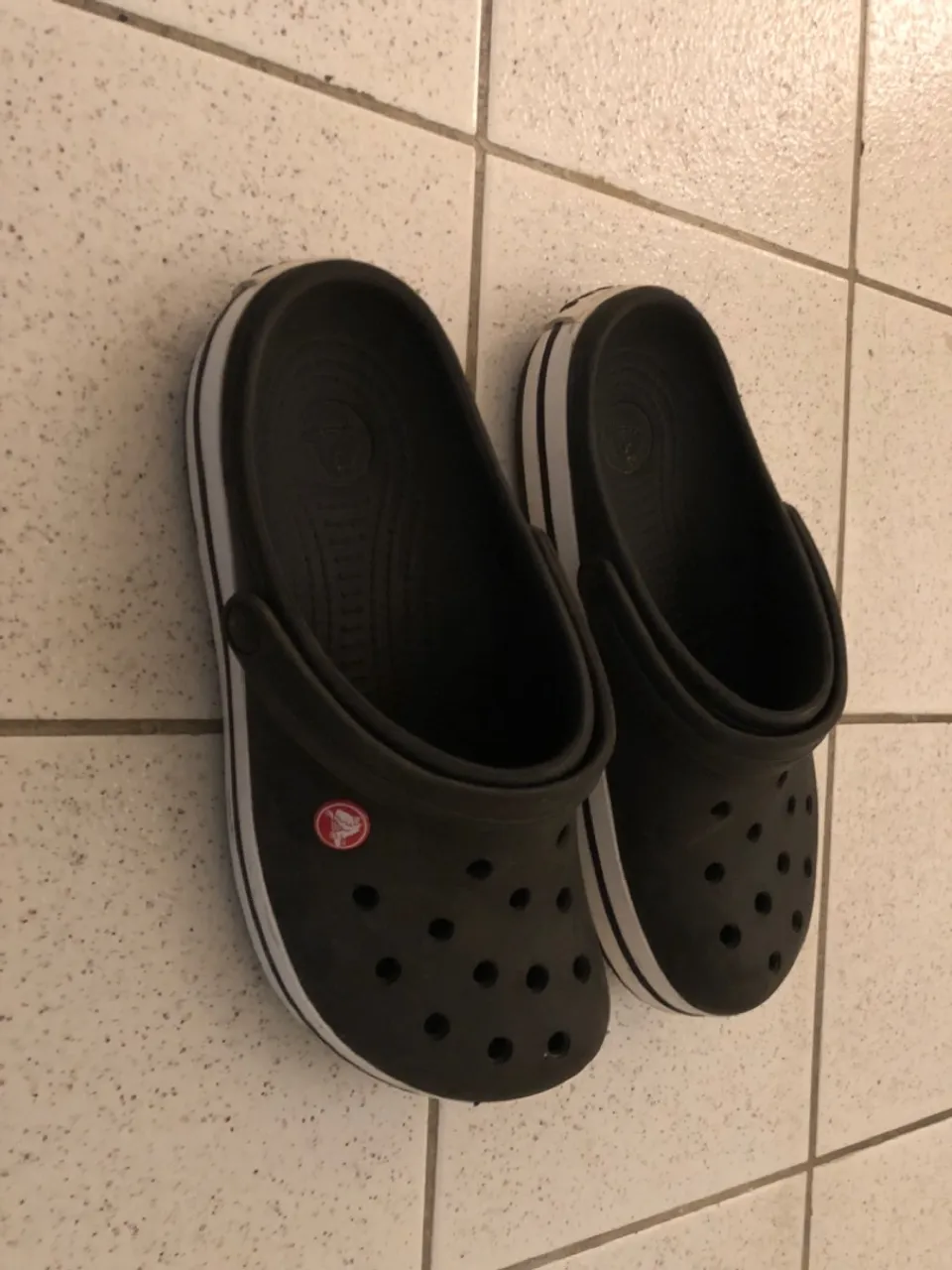 Crocs preta com detalhes brancos